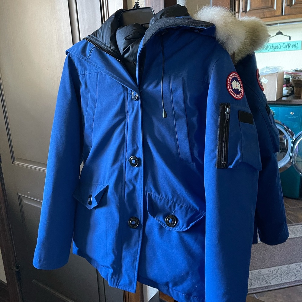 LIKE NEW Blue Authentic Canada Goose Coat